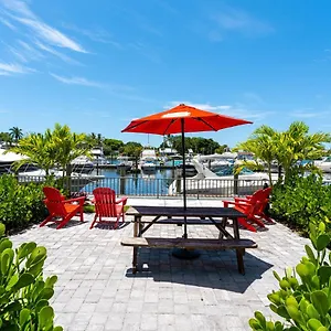 Apartment 127 - Waterfront, Heated Pool, Huge Tv, Tiki Bar & Grill, Sarasota